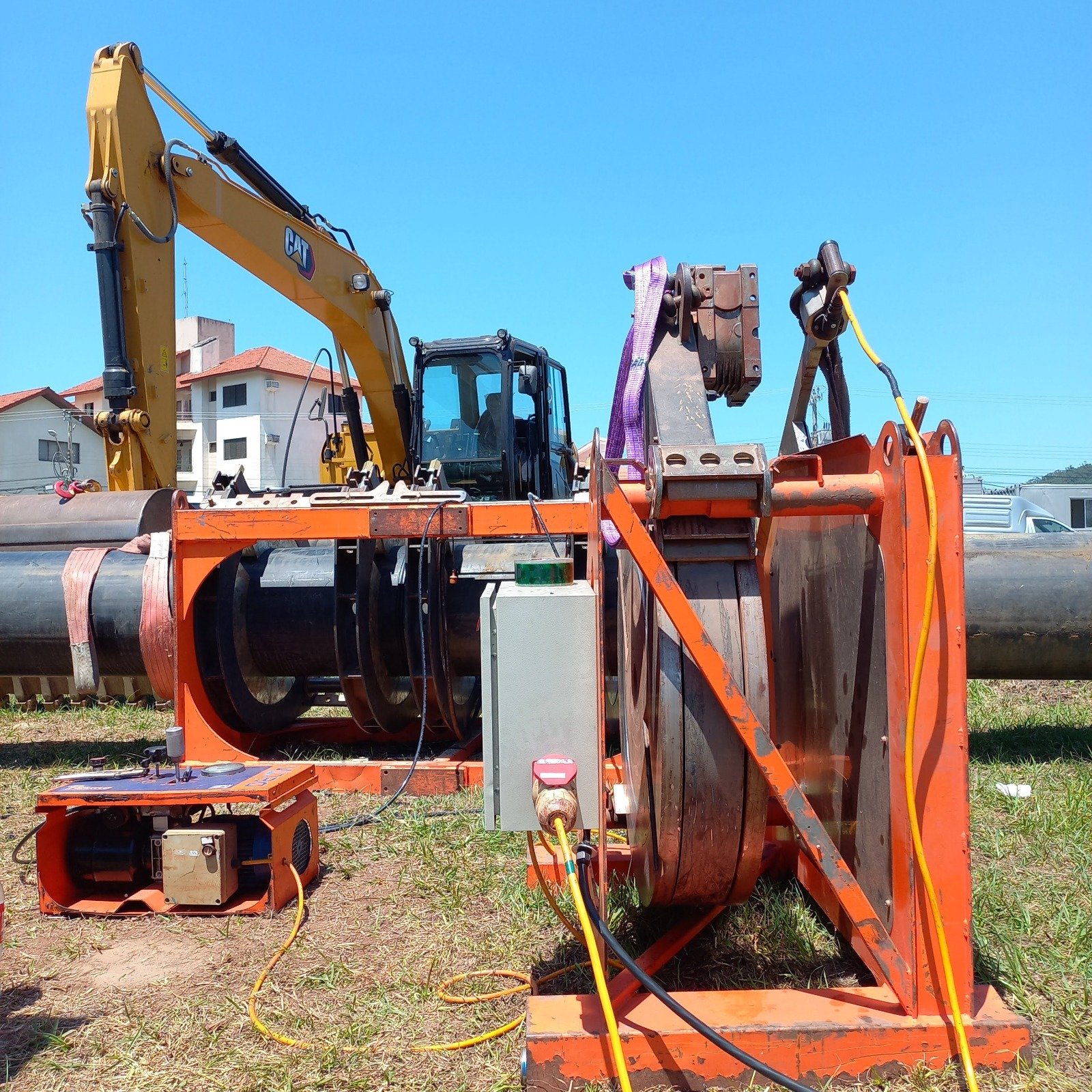 Equipamento de solda posicionado em tubo de PEAD de grande diâmetro