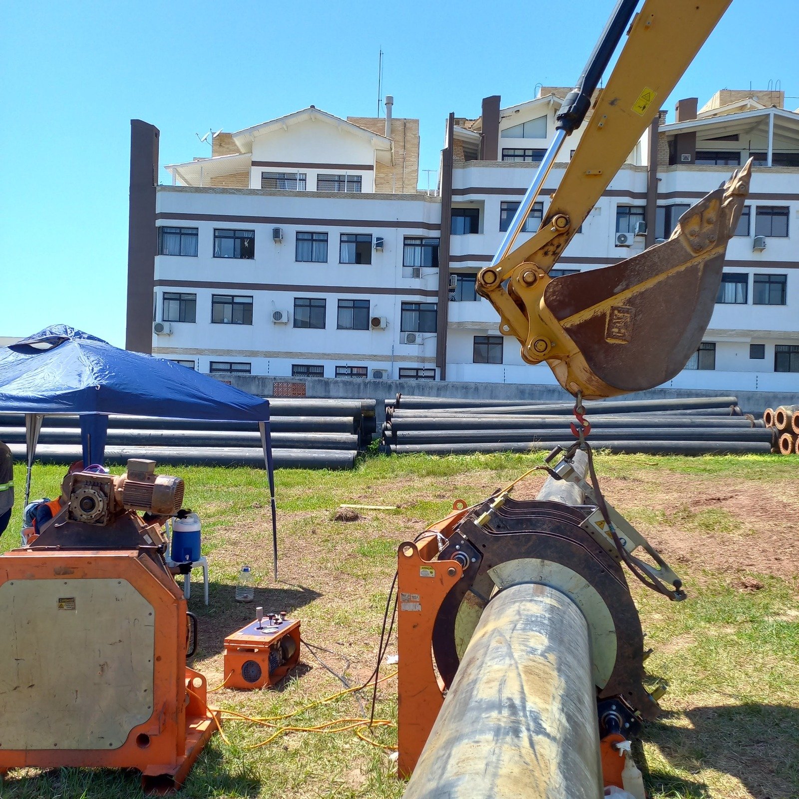 Detalhe de máquina de solda instalada junto ao tubo