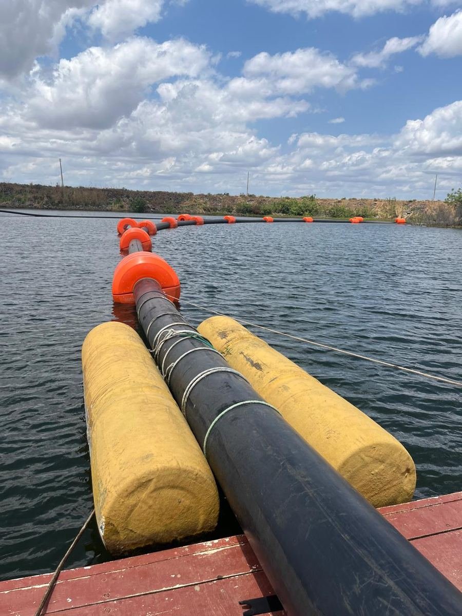 Adutora flutuante de PEAD em lagoa